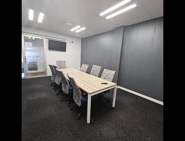 1,371M² BUILDING TO LET IN DIE HOEWES